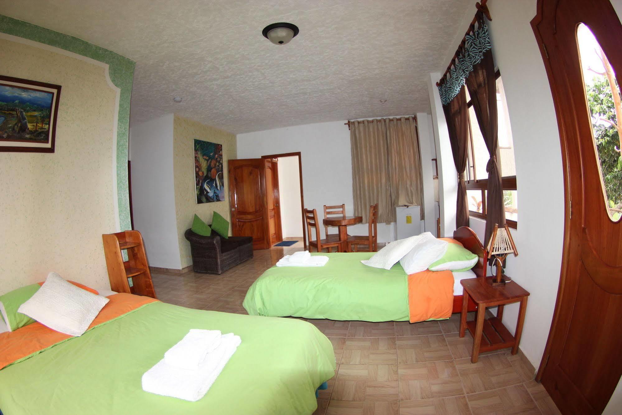 Hotel Twin Galapagos ปูแอร์โตอาโยรา ภายนอก รูปภาพ
